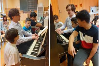 Po besedě děti ožily u klavíru i v tělocvičně