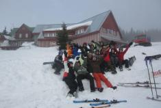 Zapráskaní snowboardisti a zabednění lyžaři