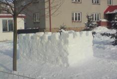 Ze sněhu jsme vytvořili iglů i hrad